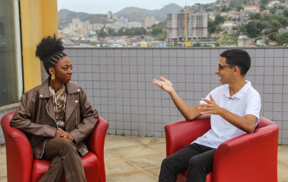 De São Gonçalo, cantora Ella Fernandes promete álbum novo para 2026 e fala sobre a carreira de atriz