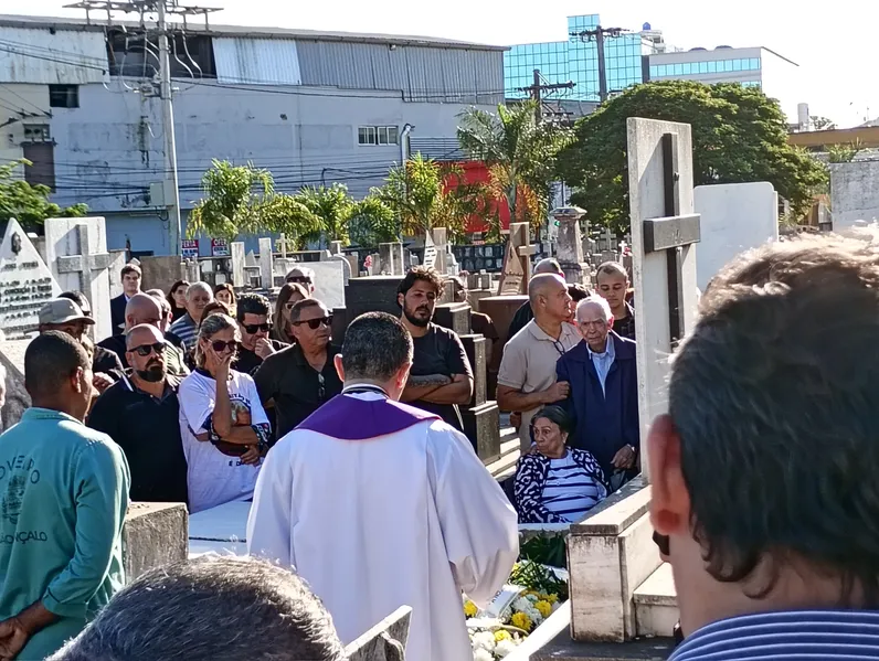 Família e amigos se reúnem, sob forte emoção, para dar último adeus a Osmar Leitão Rosa