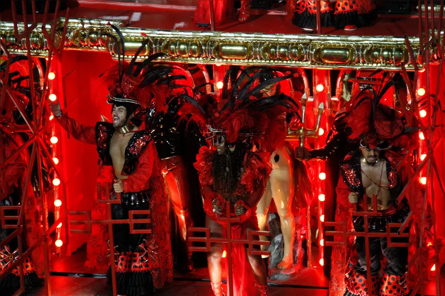 Fotos - Veja o desfile da União de Maricá na madrugada desta sábado