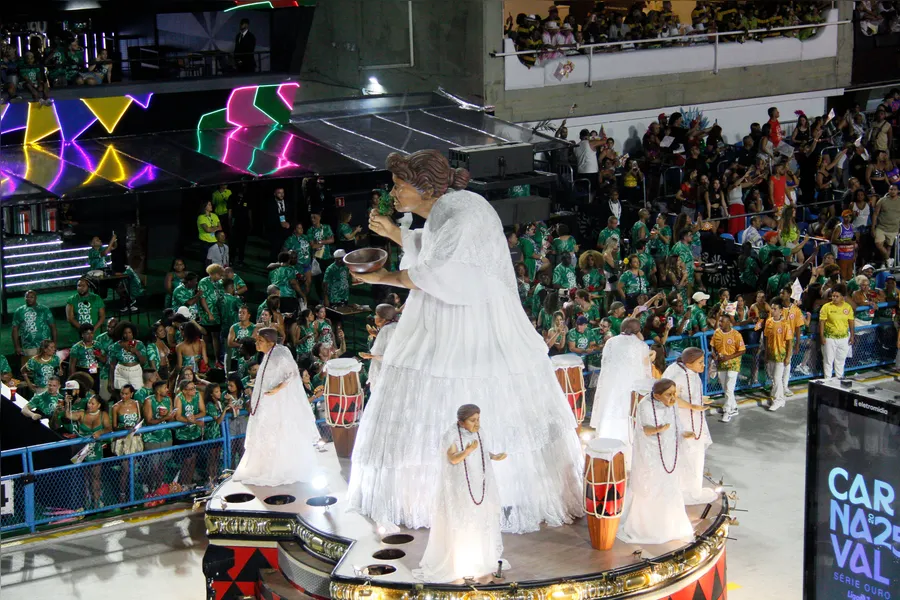 Fotos - Veja o desfile da União de Maricá na madrugada desta sábado