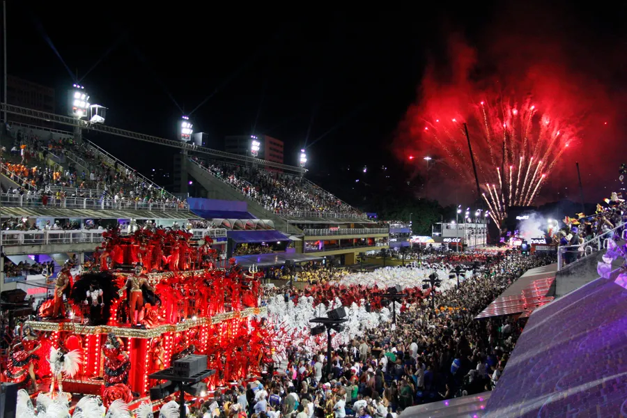 Fotos - Veja o desfile da União de Maricá na madrugada desta sábado