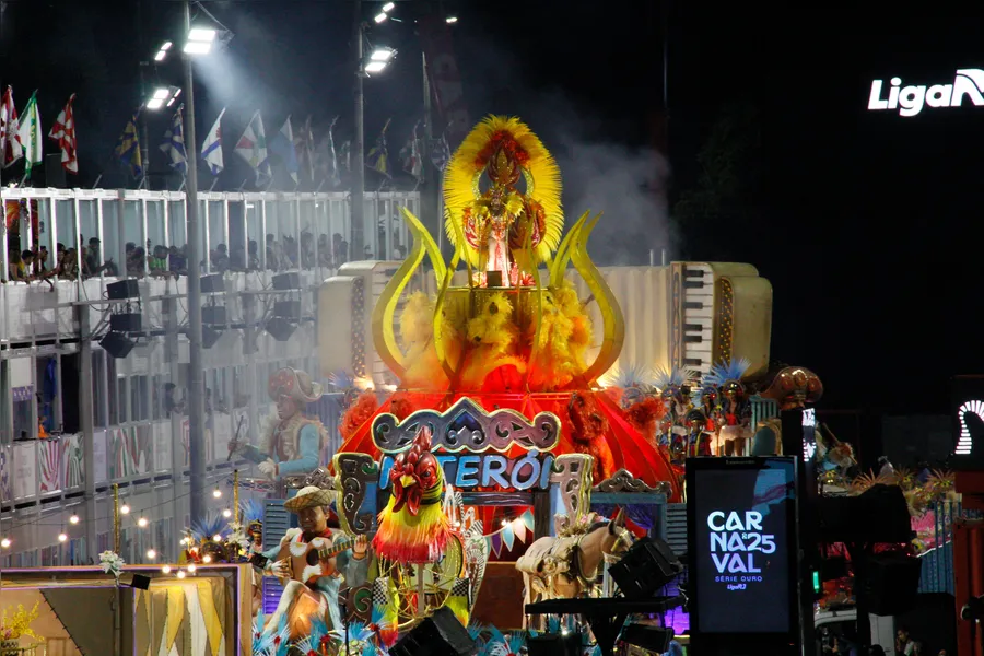 Fotos - veja o desfile da Acadêmicos de Niterói