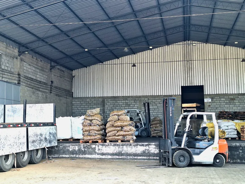 Incêndio de grandes proporções atinge fábrica da Crac em São Gonçalo; Vídeo