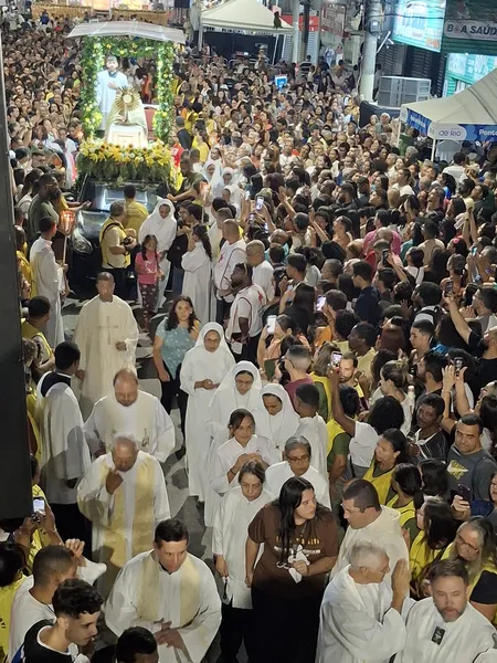 Milhares de fiéis caminham sobre maior tapete de sal da América Latina em procissão de Corpus Christi de São Gonçalo