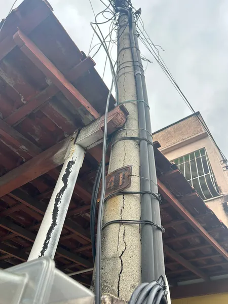 Moradores denunciam poste em estado precário com risco de queda no Bairro Antonina, em São Gonçalo