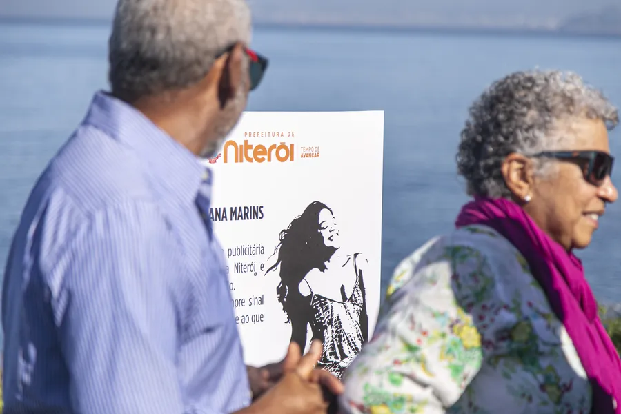 Placa em homenagem a Juliana Marins é inaugurada no mirante que carrega seu nome na Praia do Sossego, em Niterói