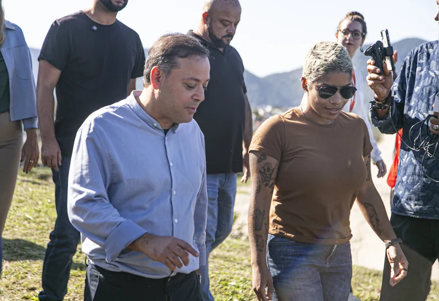 Placa em homenagem a Juliana Marins é inaugurada no mirante que carrega seu nome na Praia do Sossego, em Niterói