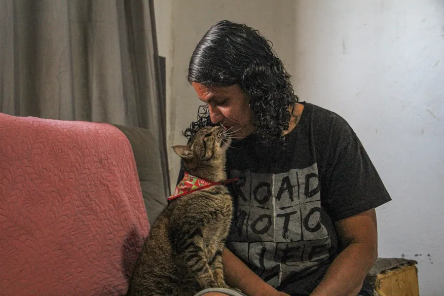 Protetora de animais resgata pets abandonados em São Gonçalo