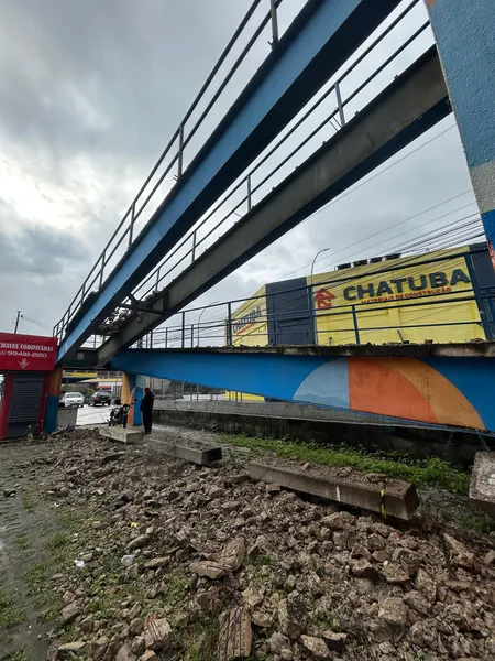Risco iminente: Após desabamento de parte do piso, passarela do Colubandê, em SG, é interditada pela Defesa Civil