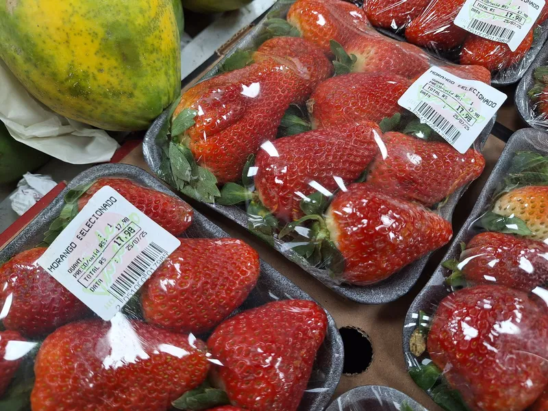 Sobremesa viral: Alta procura pelo "morango do amor" faz preço da fruta disparar em São Gonçalo