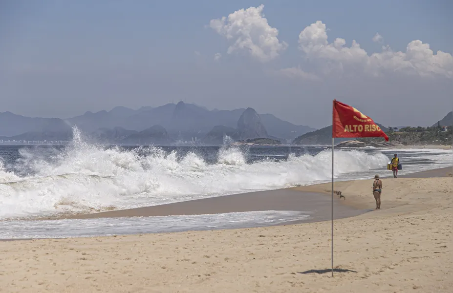 Sol, sal e bandeira vermelha: atenção para o final de semana nas praias