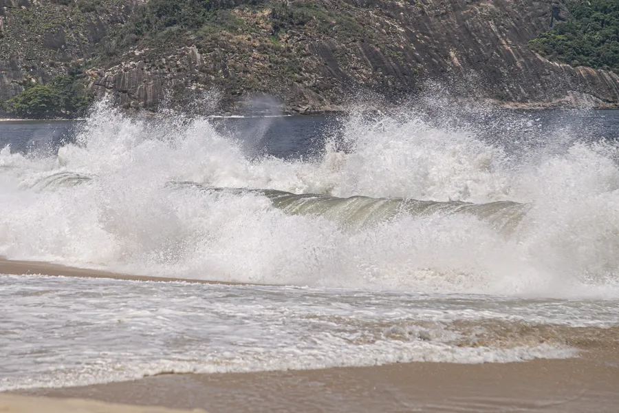 Sol, sal e bandeira vermelha: atenção para o final de semana nas praias