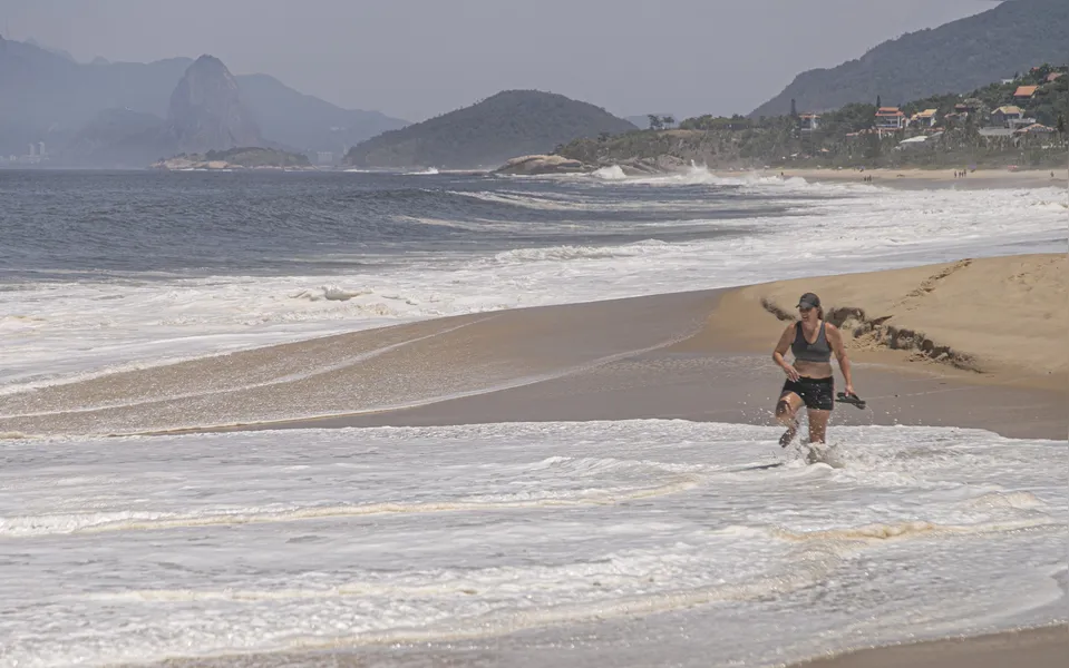 Sol, sal e bandeira vermelha: atenção para o final de semana nas praias