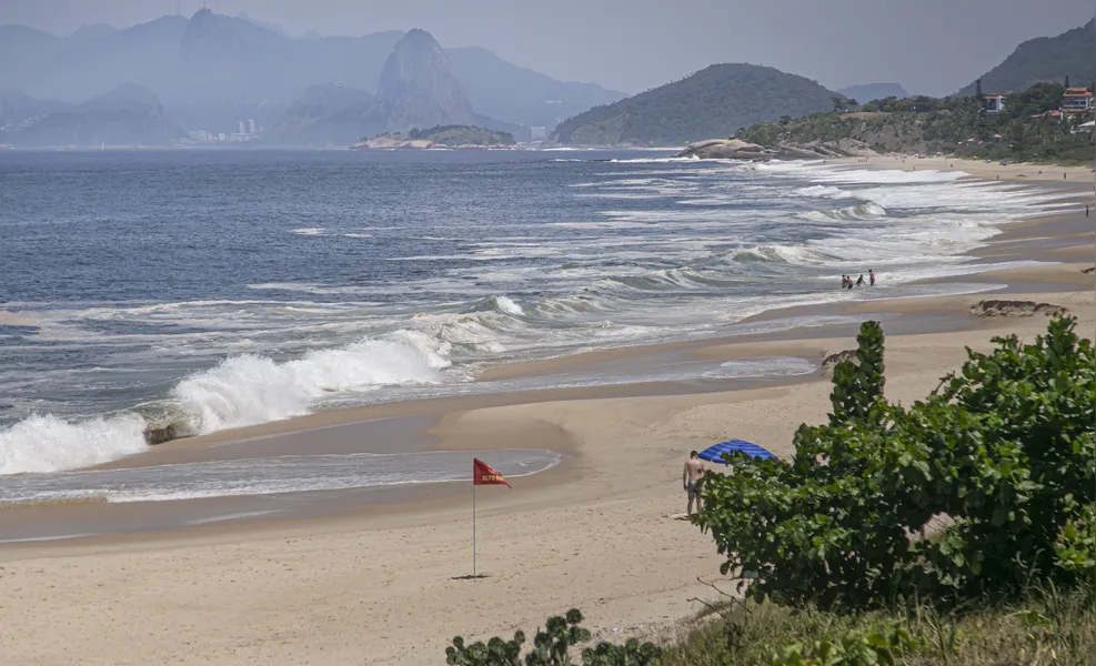 Sol, sal e bandeira vermelha: atenção para o final de semana nas praias