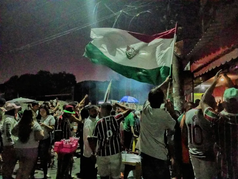 Torcida tricolor em São Gonçalo celebra campanha histórica do Fluminense após eliminação