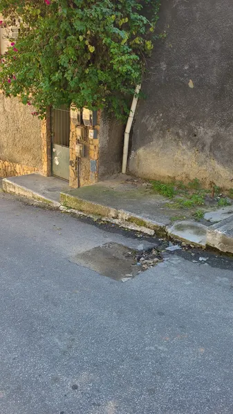 Vazamento de água há 3 semanas oferece risco de acidente para moradores do Gradim