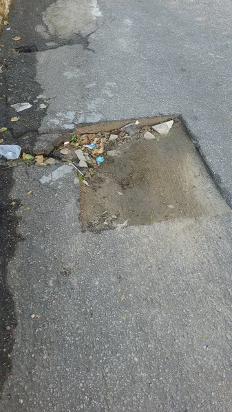 Vazamento de água há 3 semanas oferece risco de acidente para moradores do Gradim