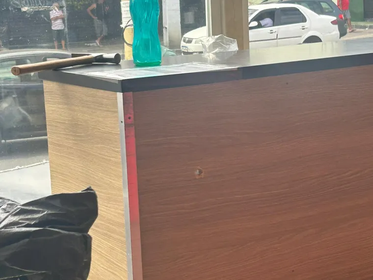 Ataque a tiros destrói fachada de supermercado em São Gonçalo