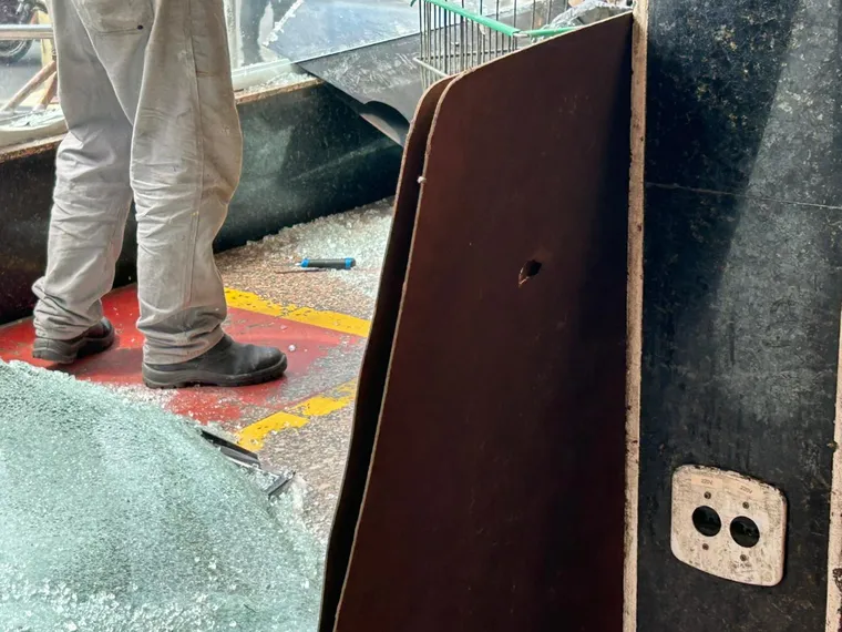 Ataque a tiros destrói fachada de supermercado em São Gonçalo