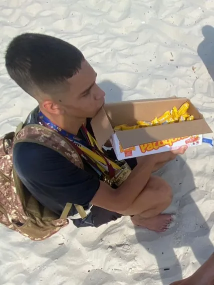 Atletas de Niterói vendem paçoca para disputar o Brasileiro de Jiu-Jitsu em São Paulo