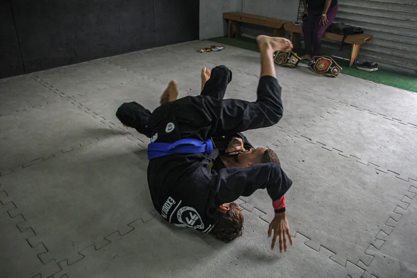 Atletas de Niterói vendem paçoca para disputar o Brasileiro de Jiu-Jitsu em São Paulo
