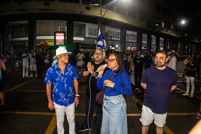 Cantora Teresa Cristina marca presença em ensaio da Acadêmicos de Niterói