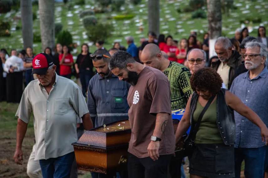 Corpo de Oton São Paio é sepultado no Memorial Parque Nictheroy, em São Gonçalo