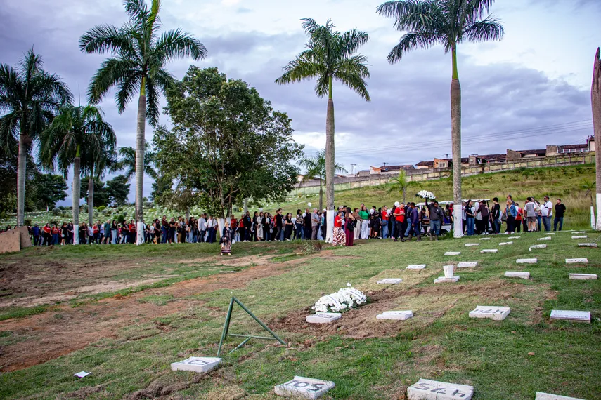 Corpo de Oton São Paio é sepultado no Memorial Parque Nictheroy, em São Gonçalo