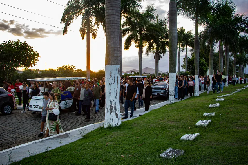 Corpo de Oton São Paio é sepultado no Memorial Parque Nictheroy, em São Gonçalo