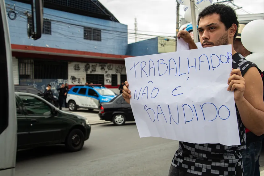 Corpo de pedreiro morto pela PM é sepultado em São Gonçalo em meio a protestos de familiares e amigos