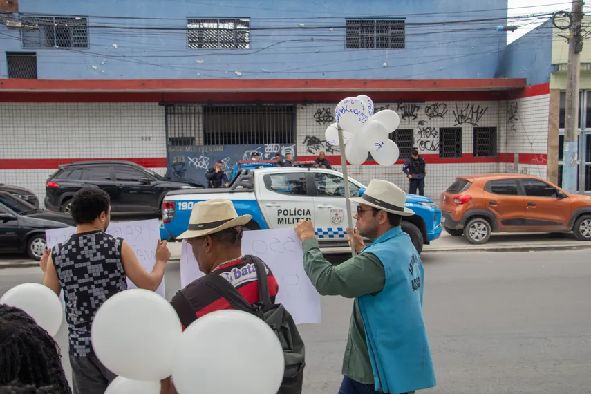 Corpo de pedreiro morto pela PM é sepultado em São Gonçalo em meio a protestos de familiares e amigos