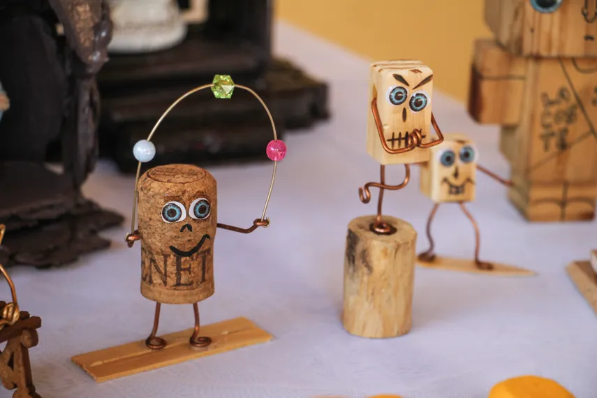 Do lixo ao luxo: Morador de São Gonçalo transforma materiais recicláveis em peças criativas