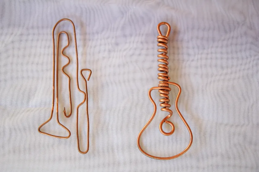 Do lixo ao luxo: Morador de São Gonçalo transforma materiais recicláveis em peças criativas