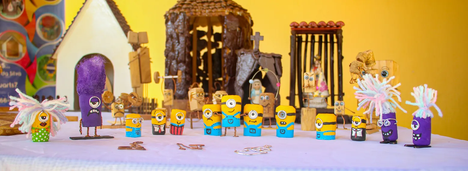 Do lixo ao luxo: Morador de São Gonçalo transforma materiais recicláveis em peças criativas