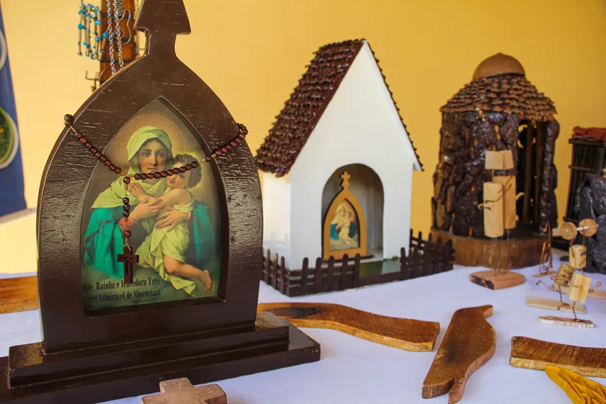 Do lixo ao luxo: Morador de São Gonçalo transforma materiais recicláveis em peças criativas