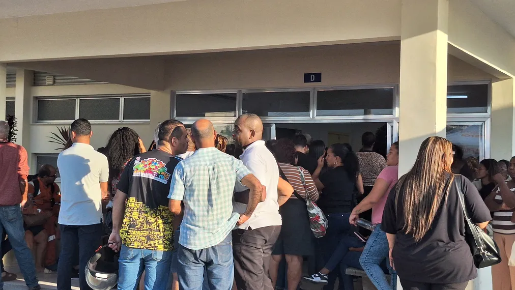 Enterro de Izabela Leite, em Niterói, é marcado por emoção de familiares e amigos