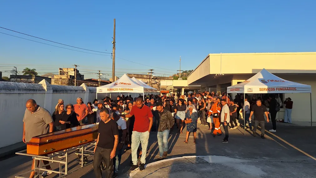 Enterro de Izabela Leite, em Niterói, é marcado por emoção de familiares e amigos