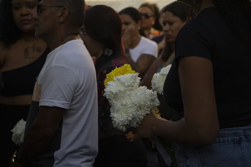 Enterro de Izabela Leite, em Niterói, é marcado por emoção de familiares e amigos