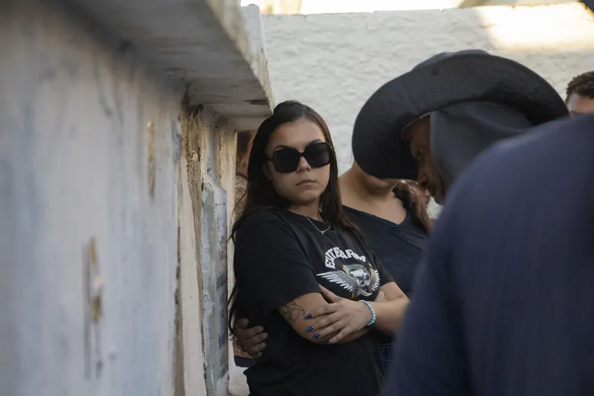 Enterro de Izabela Leite, em Niterói, é marcado por emoção de familiares e amigos