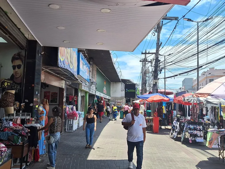 'Extra Natal': Movimento do comércio no fim de ano impulsiona contratações temporárias em São Gonçalo