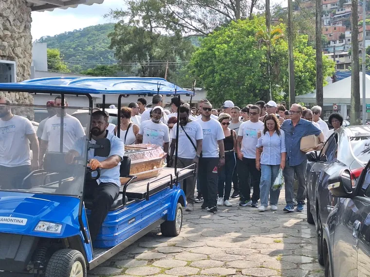 Familiares, amigos e alunos dão último adeus ao mestre Paulinho Sabiá
