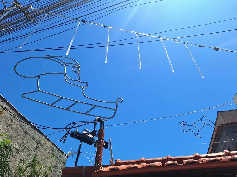 Já é Natal em Alcântara! Decoração temática em residência mantém tradição no bairro