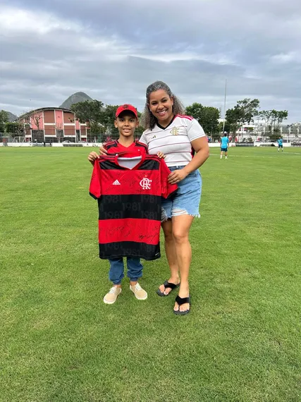 Menino que enfrenta um câncer visita Gávea e ganha camisa autografada do FlaMaster