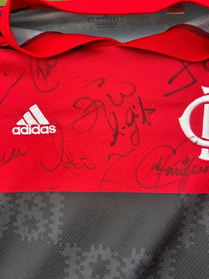 Menino que enfrenta um câncer visita Gávea e ganha camisa autografada do FlaMaster