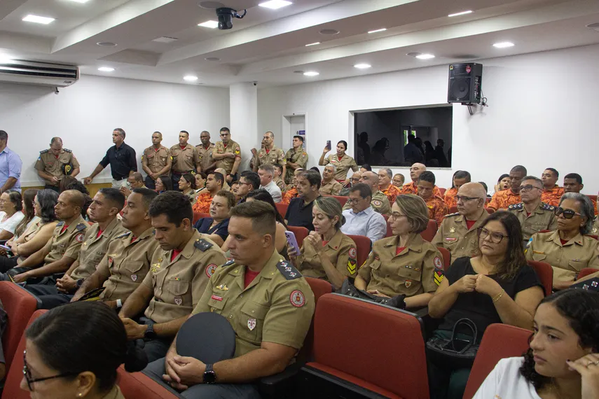 Militares do Corpo de Bombeiros recebem menções e medalhas da Câmara Municipal de São Gonçalo
