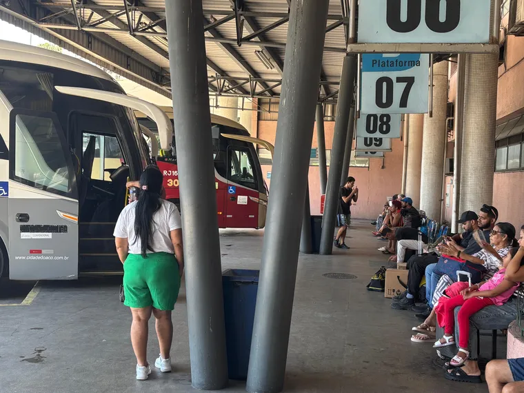 Passageiros apontam abandono e problemas estruturais no Terminal Roberto Silveira