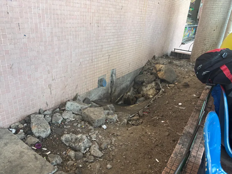 Passageiros apontam abandono e problemas estruturais no Terminal Roberto Silveira