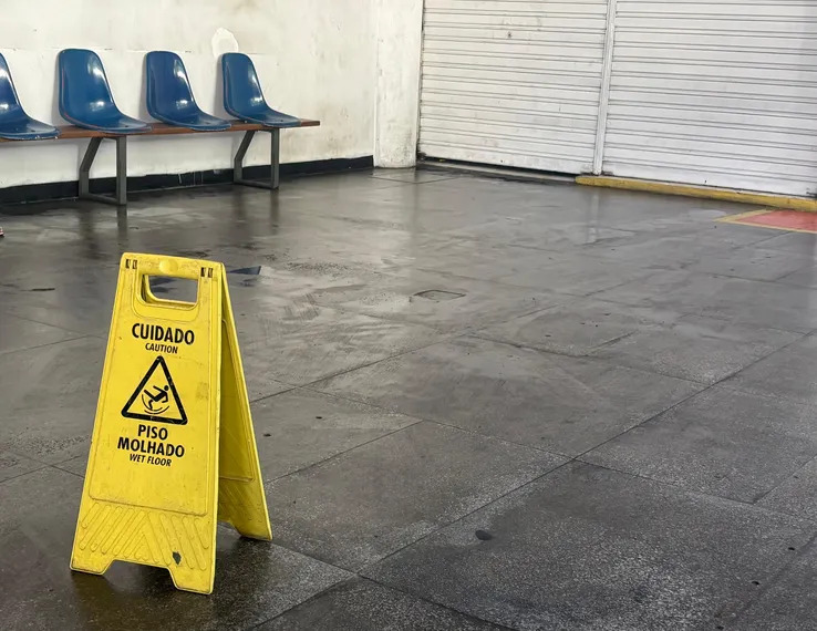 Passageiros apontam abandono e problemas estruturais no Terminal Roberto Silveira