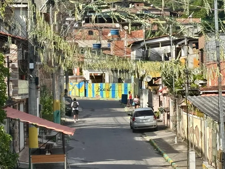 Ruas de São Gonçalo ganham cores e homenagens ao futebol na contagem regressiva para a Copa do Mundo 2026