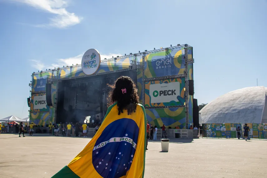 Veja em fotos a festa dos torcedores de Niterói durante a vitória do Brasil sobre o Japão